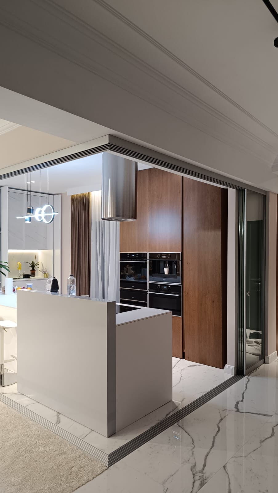 Compartimentări bucătărie/living în colț