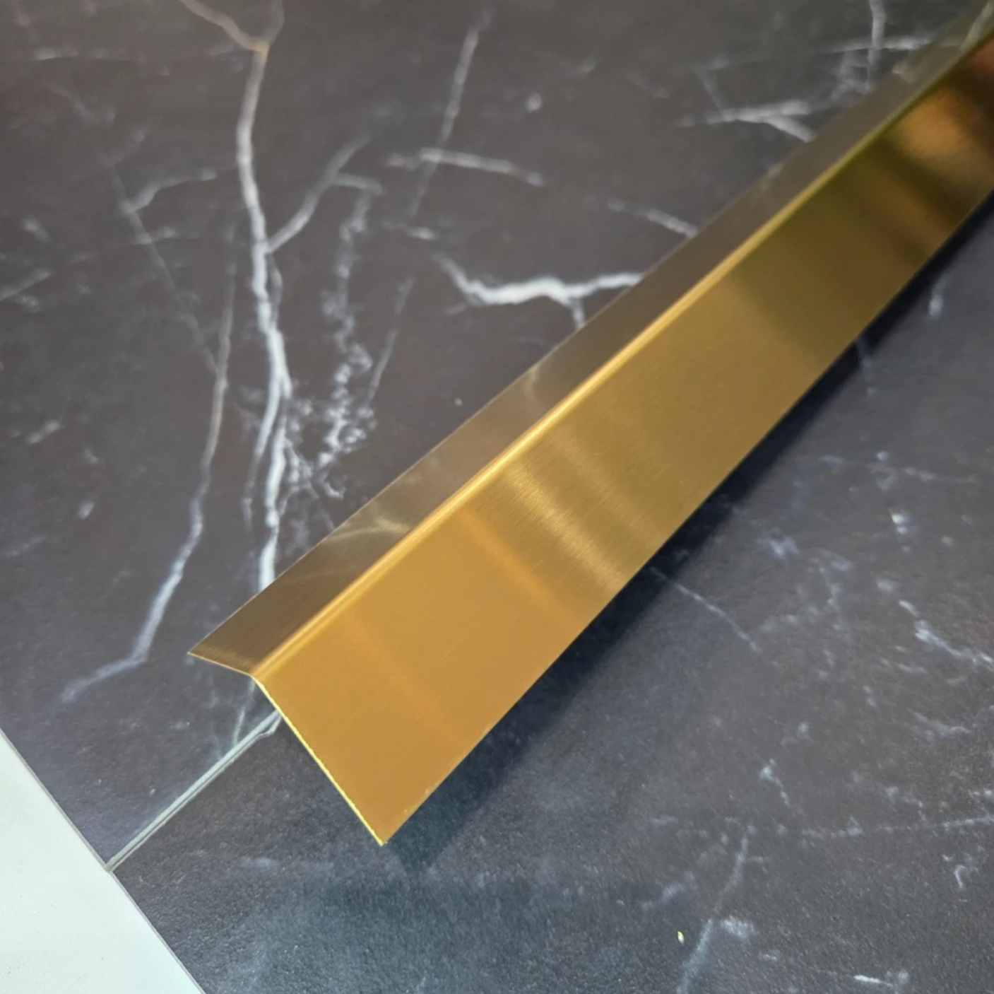 Colțar din inox 30x30mm Auriu Periat 2700 mm - Profil tip L