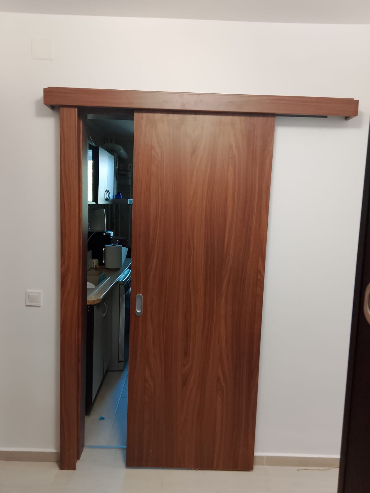 Ușa cu Sistem de Glisare Etanș aplicată pe Perete - Bucătărie