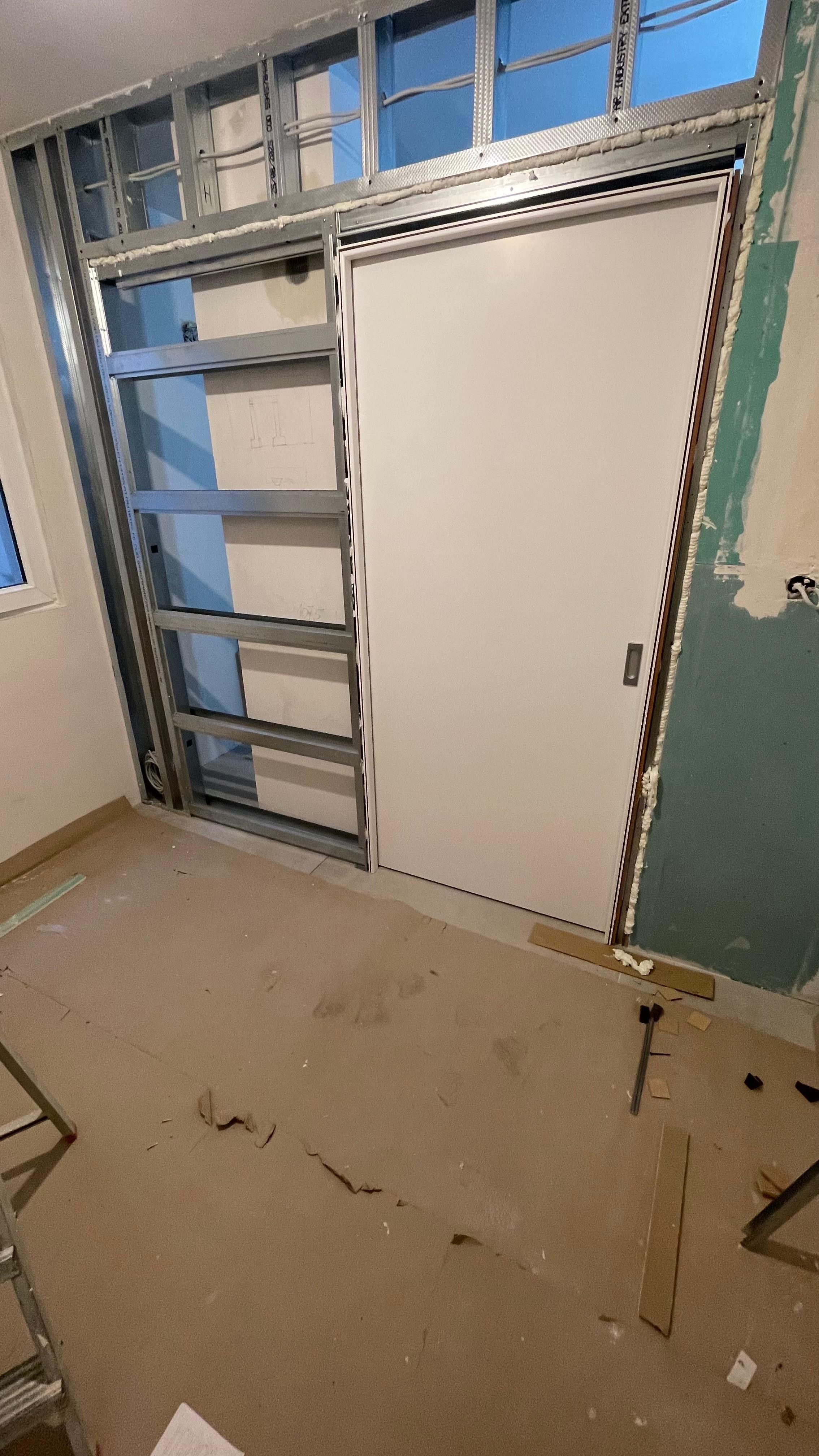 Ușa cu Sistem Glisant în Perete cu Toc