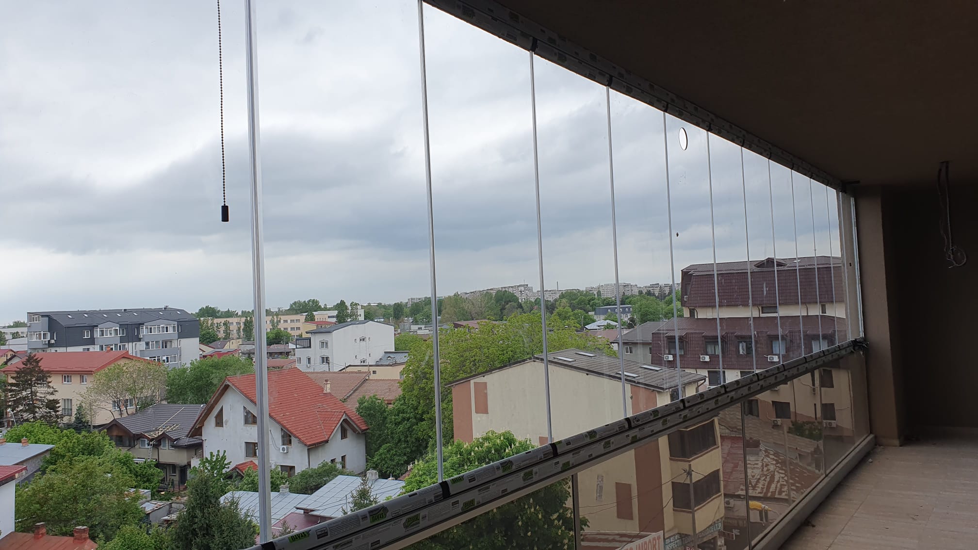 Închideri loje și balcoane cu compartimentări din sticlă glisantă