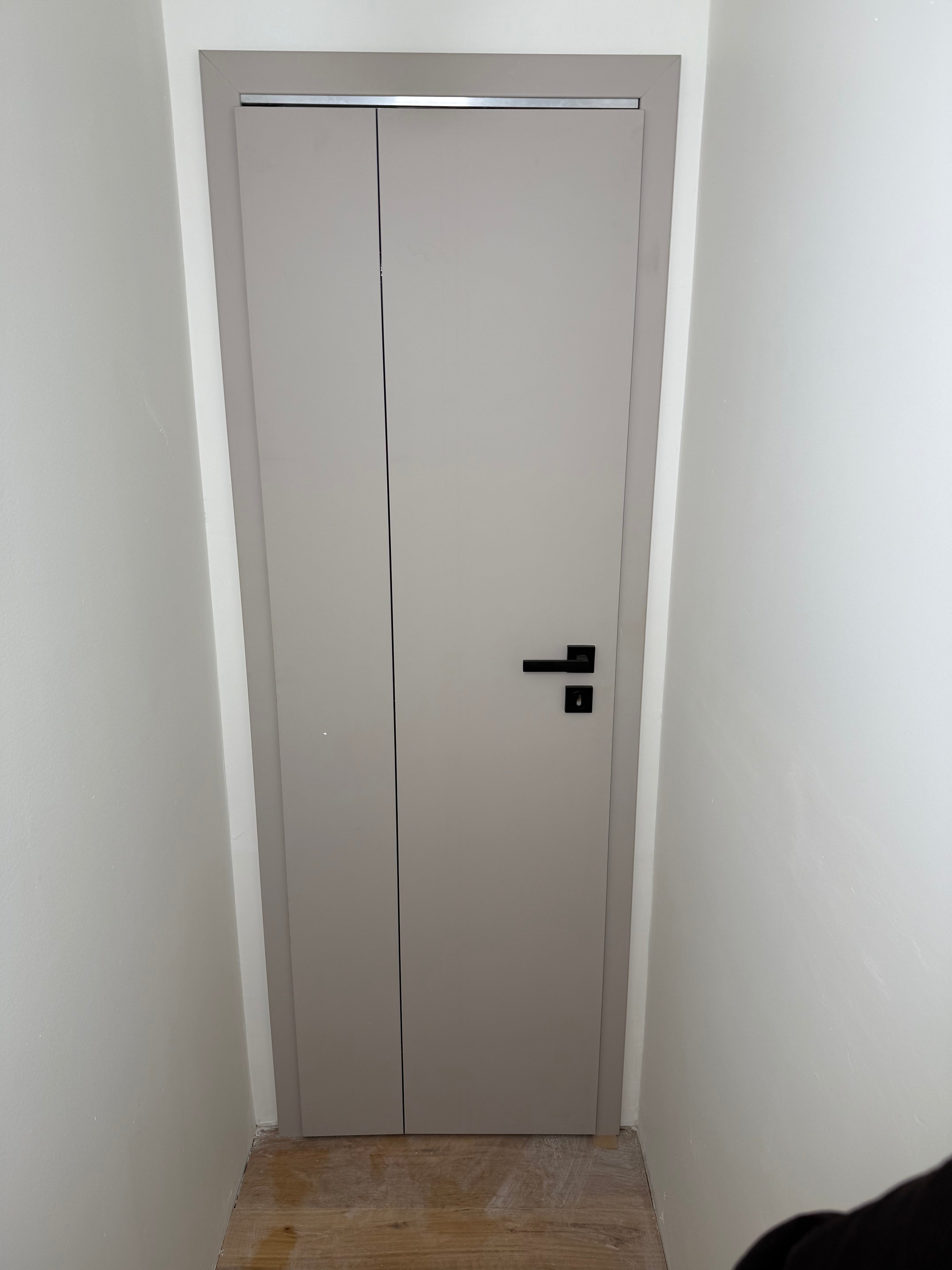 Ușa care se rupe - Universal