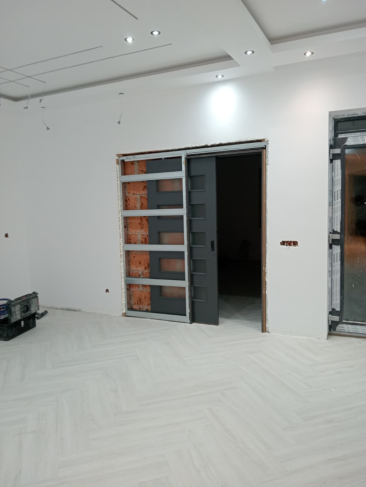 Ușa cu Sistem Glisant în Perete cu Toc