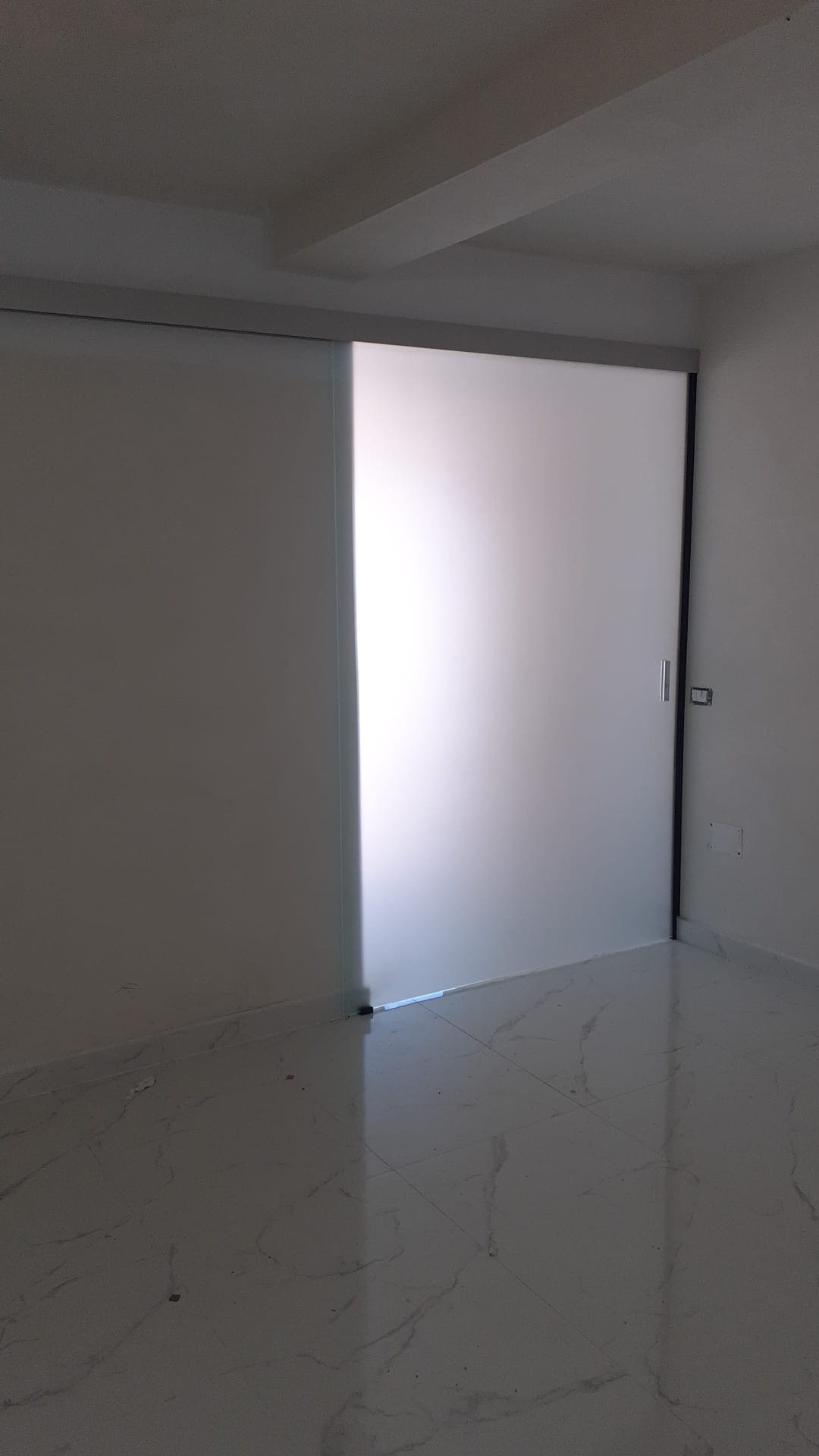 Ușă glisantă din sticlă suspendată