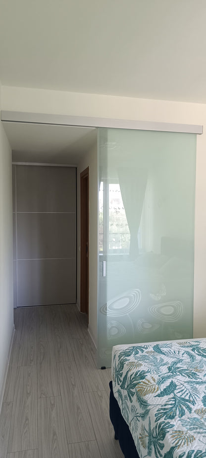 Ușă glisantă din sticlă suspendată
