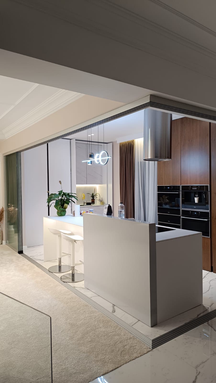 Compartimentări bucătărie/living în colț