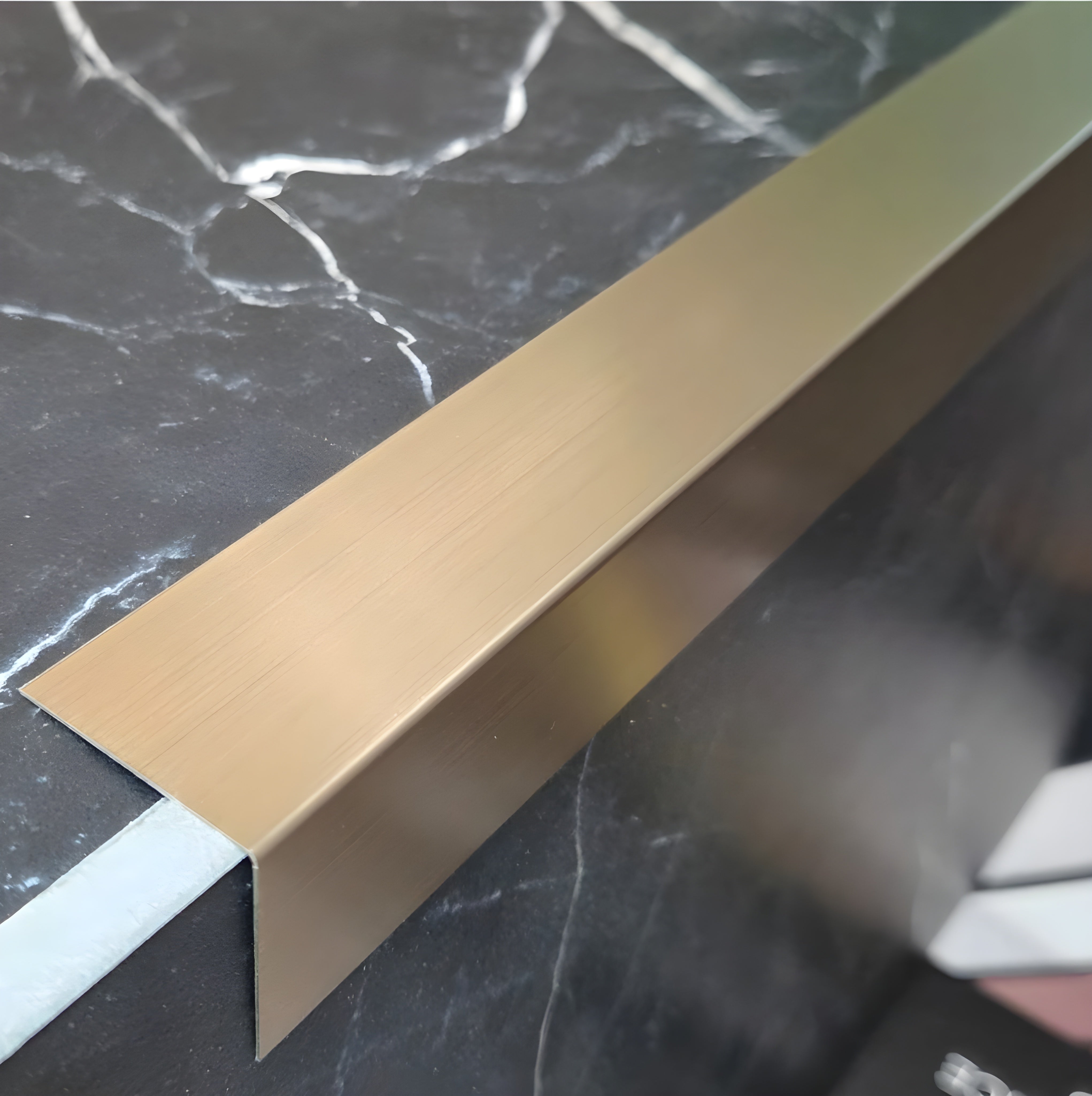 Colțar din inox 30x30 mm Auriu Antic - Tip L