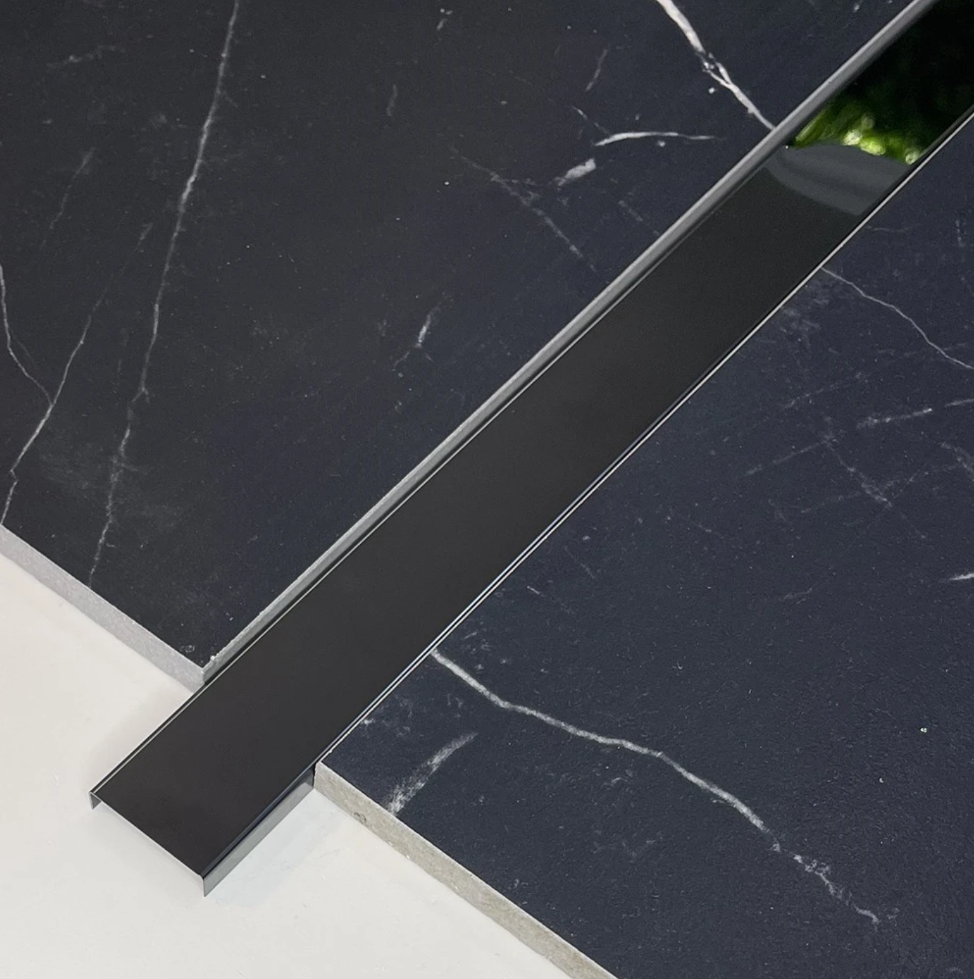 Profil U 30x9x2700 mm - Brâu negru lucios din inox